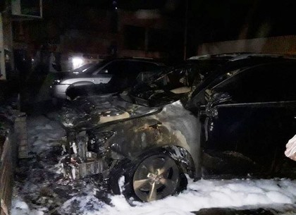 ФОТО: На парковке возле многоэтажки сгорел Lexus (ГСЧС)
