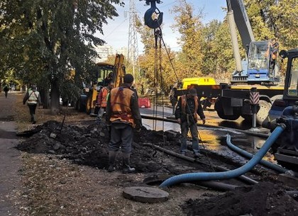 Бригады «Харьковводоканала» ремонтируют трубопровод на улице Мира (Горсовет)