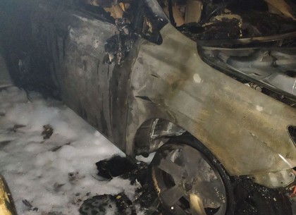 ФОТО: Поджог автомобиля в Лозовой: возбуждено уголовное дело (ГУ НП)