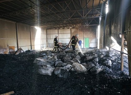В Харьковской области спасатели более двух часов тушили пожар на угольном складе (ГСЧС)