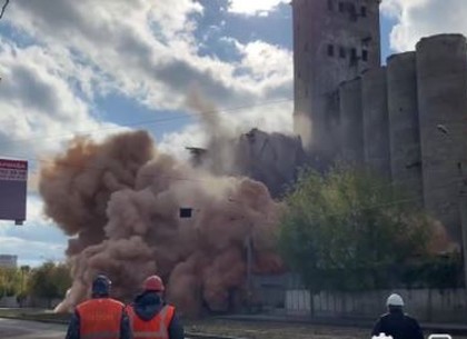 ВИДЕО: В Харькове взорвали часть заброшенного элеватора (Соцсети)