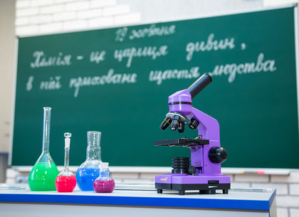 ФОТО: В двух школах Новобаварского района появились интерактивные кабинеты химии (РЕДПОСТ)