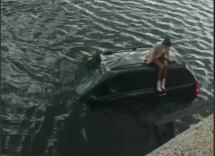 ВИДЕО: На  Шевченко перед Горбатым мостом джип с автоледи улетел в реку (Обновлено, Телеграм)