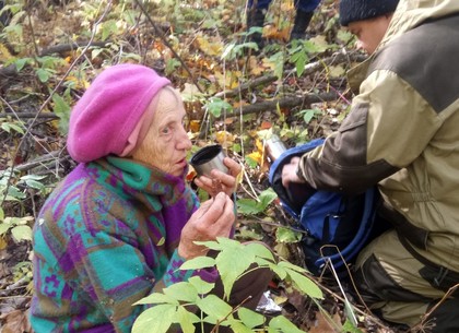 На Харьковщине разыскали пенсионерку, которая без верхней одежды несколько дней блуждала в лесу (ГУ НП)
