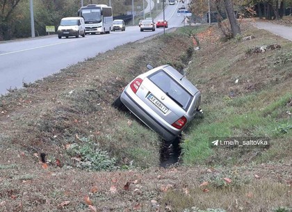 ДТП: На Белгородском шоссе автомобиль вылетел в кювет (Соцсети)