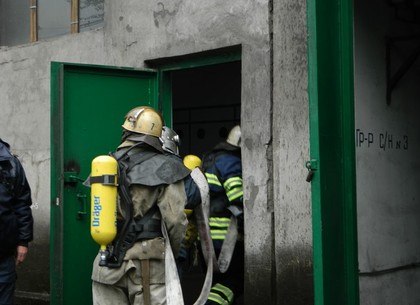 ФОТО: На Новой Баварии посреди рабочего дня выгорел цех производственного предприятия (ГСЧС)