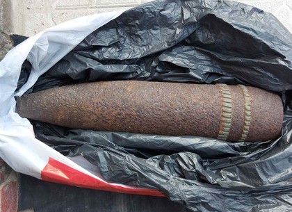 ФОТО: В гаражном кооперативе на Рогани нашли артиллерийский снаряд (ГСЧС)