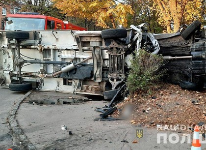 ФотФакт: во время аварии перевернулись обе машины (ГУНП)