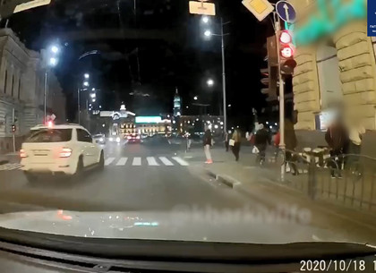 ВИДЕО: На «перекрестке Зайцевой» машины снова гнали на красный: полиция ищет свидетелей (Патрульная полиция)