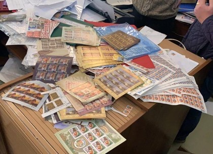 ФОТО: Деньги Укрпочты уходили в ЛНР: торговцам поддельными марками сообщили о подозрении (Прокуратура)
