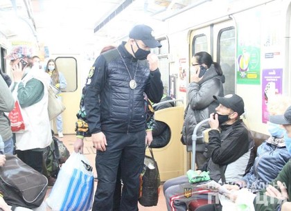 ВИДЕО, ФОТО: Пассажиров без масок выводили из вагонов метро (ГУ НП)