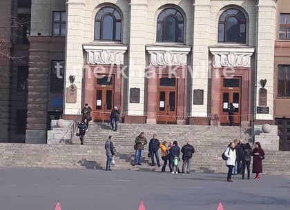 ФОТО: В центре Харькова заминировали суд и университет (МВД)