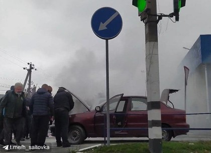 На парковке загорелся автомобиль: водителя выручили прохожие (Telegram)