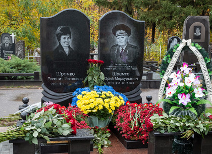 ФОТО: В Харькове установили памятник почетному харьковчанину Юрию Шрамко (РЕДПОСТ)