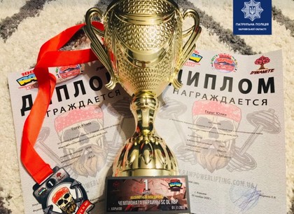 ФОТО: Харьковская патрульная установила рекорд на соревнованиях по пауерлифтингу (Патрульная полиция)