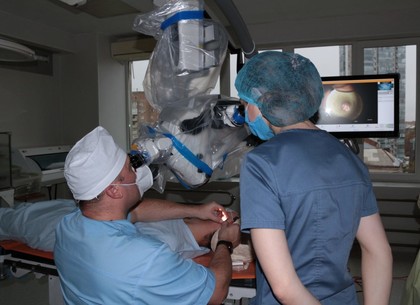 ФОТО: Харьковские военные медики получили современный хирургический микроскоп, изготовленный в Швейцарии (АрмияInform)