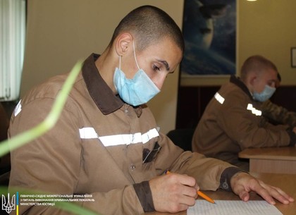 Фоторепортаж: Сидельцы харьковских тюрем стали участниками всеукраинского диктанта (Минюст)