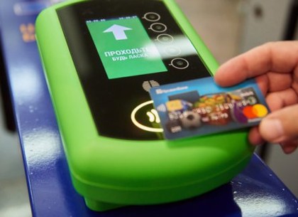 E-ticket: еще на двух станциях метро появились турникеты для оплаты банковской картой (Горсовет)