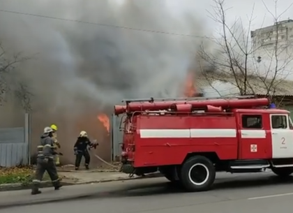 ВИДЕО: В Харькове горит дом. Очевидцы сообщают о погибшем (Соцсети)