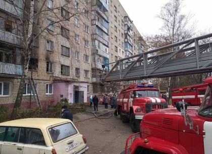ФОТО: Пожар на Старой Салтовке, из многоэтажки эвакуировали жильцов (ГСЧС)
