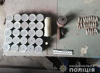ФОТО: В гараже на Салтовке изъяли оружие и патроны (ГУНП)