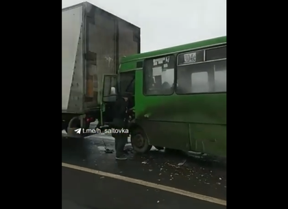 ДТП на Безлюдовке: маршрутку зажало между грузовиками (Соцсети)