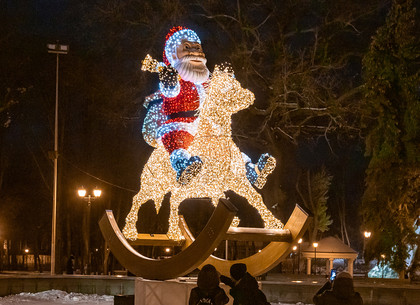 ФОТО: Сияющий Санта-Клаус поселился в саду Шевченко (РЕДПОСТ)