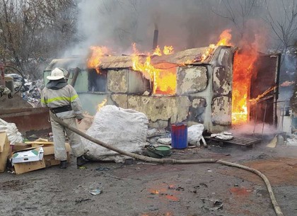 Вагончик бездомного сгорел на свалке под Харьковом, мужчина получил ожоги (ГСЧС)