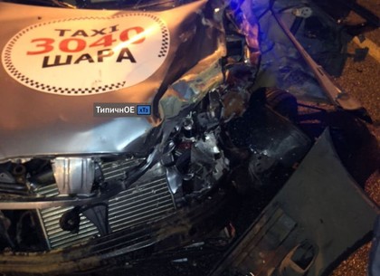 ФОТО: Лобовое столкновение такси: водителя вырезали спасатели (ГСЧС)