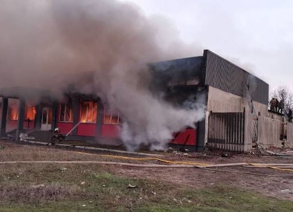 ФОТО: В Безлюдовке сгорело отделение Новой почты (ГСЧС)