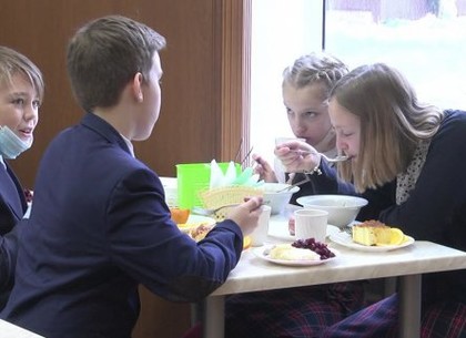 ВИДЕО: В школах Харькова диетическим питанием обеспечены 5 тысяч учеников (ХИ)