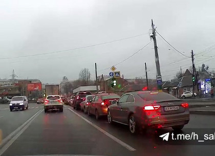 ВИДЕО: на Салтовке столкнулись три автомобиля (Telegram)
