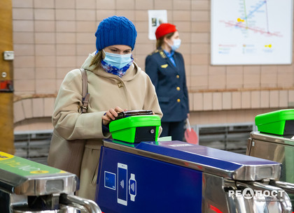 На трех станциях Алексеевской линии установят турникеты для оплаты проезда банковской картой (ХГС)