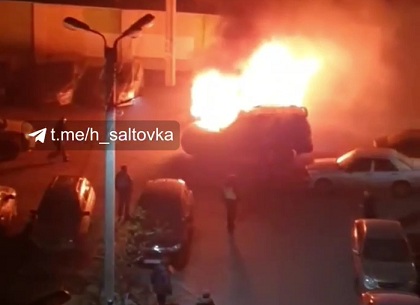 ВИДЕО: Огонь и взрывы: на Салтовке горели автомобили (Telegram)