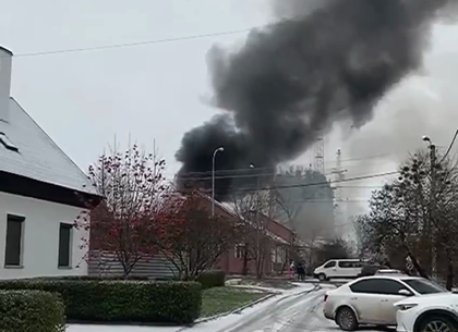 ВИДЕО: Пожар на Новгородской – из частного двора вырываются клубы дыма (Telegram)
