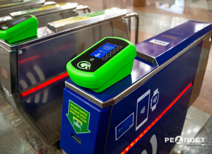 На трех станциях Холодногорско-заводской линии метро установят турникеты для оплаты проезда банковской картой (ХГС)
