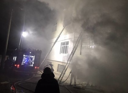 ВИДЕО, ФОТО: С часа ночи тушат крупный пожар в промзоне на Фонвизина (ГСЧС)