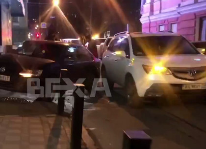 ВИДЕО: В центре Харькова иномарки не поделили переулок (Telegram)