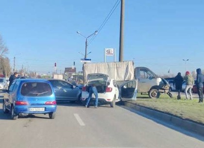ВИДЕО: Плотное тройное ДТП на выезде с Салтовки – Соцсети