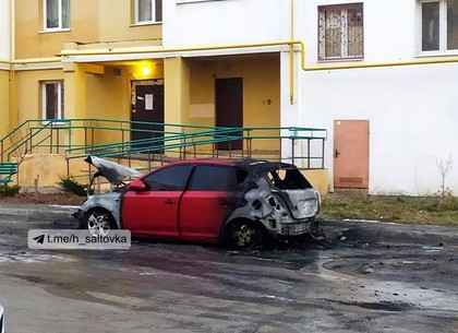 ВИДЕО поджога автомобиля на Салтовке выложили в Сеть – Telegram