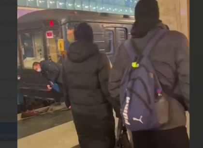 ВИДЕО: Мужчина упал под поезд в метро, движение было остановлено – Обновлено, Метрополитен