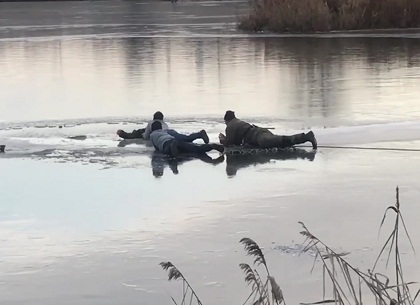ВИДЕО: Рыбак провалился под лед на Немышлянском карьере - Соцсети