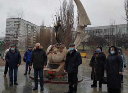 В Киевском районе возложили цветы к памятнику Героям Чернобыля - ХГС
