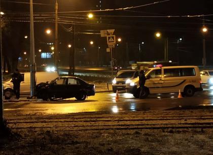 ФОТО: Столкновение на Клочковской: столб перебегал дорогу в неположенном месте – Соцсети