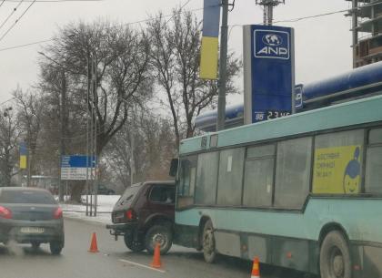 ВИДЕО: Маршрутный автобус из Пятихаток протаранил Ниву – Telеgram