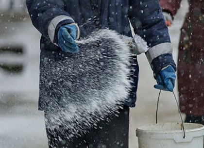 Более 100 тонн соли высыпали дворах Харькова - ХГС