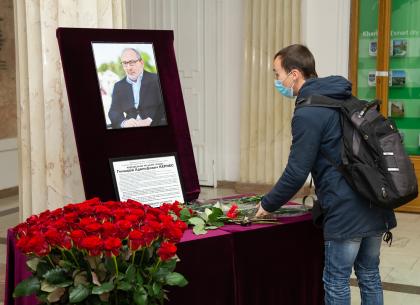 Траур в Харькове: флаги приспущены, в горсовете установили портреты Геннадия Кернеса – РЕДПОСТ