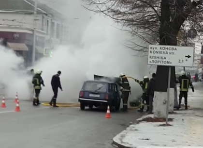 ВИДЕО: В Харькове напротив пожарной части загорелся автомобиль – Telegram