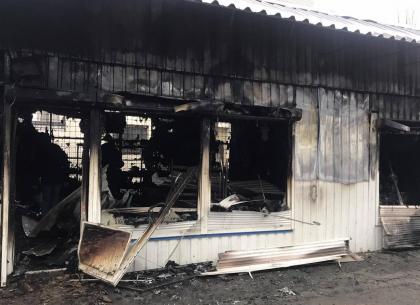 ФОТО: Пожар в торговом павильоне тушили три часа – ГСЧС