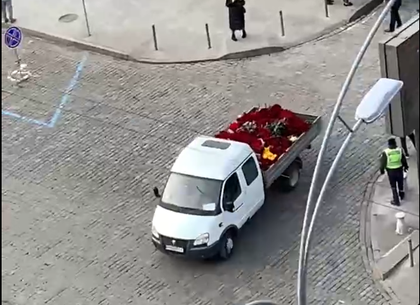 ВИДЕОФАКТ: Цветы, возложенные Геннадию Кернесу, вывозят грузовиками на кладбище - Соцсети